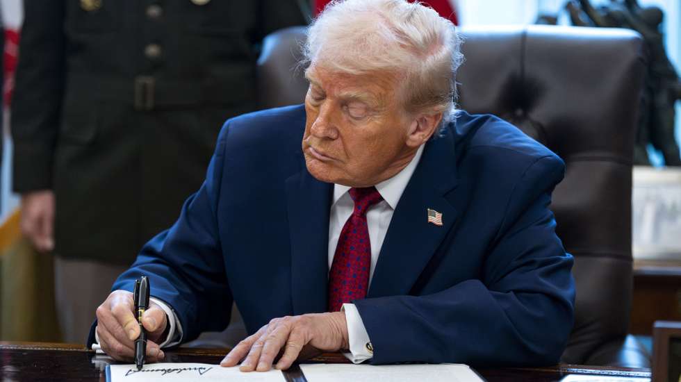 epa12595119 US President Donald Trump signs an executive order designating fentanyl as a weapon of mass destruction in the Oval Office of the White House in Washington, DC, USA, 15 December 2025. Trump also announced the success of his border policies before a Mexican Border Defense Medal Presentation.  EPA/BONNIE CASH / POOL