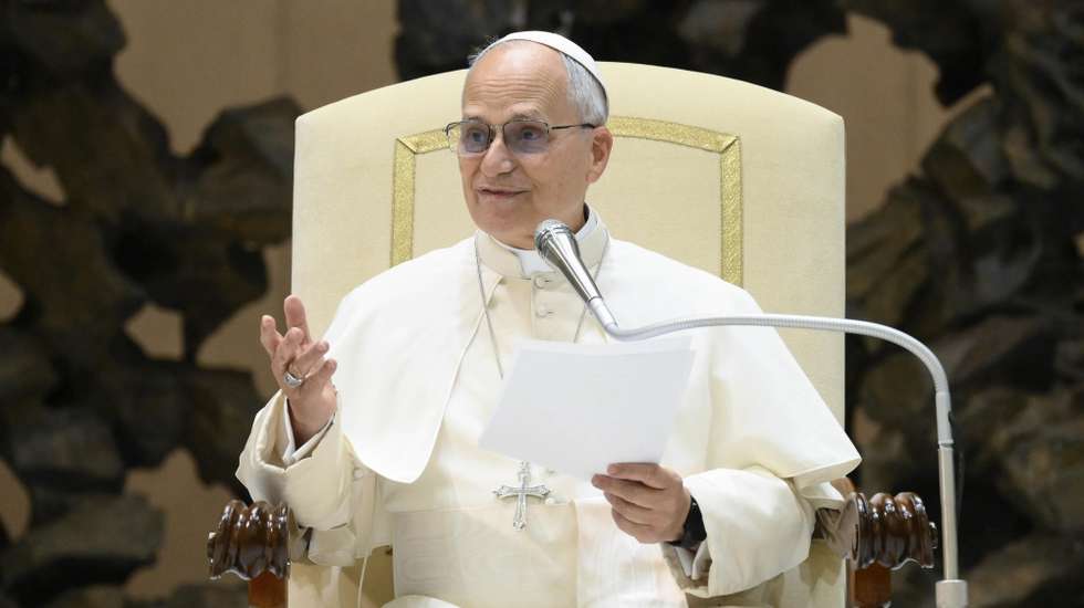 epa12608538 A handout picture provided by Vatican Media shows Pope Leo XIV during an audience with employees of the Roman Curia, the Vatican City Governorate, and the Vicariate of Rome in the Paul VI Hall, Vatican City, 22 December 2025.  EPA/VATICAN MEDIA HANDOUT HANDOUT EDITORIAL USE ONLY/NO SALES