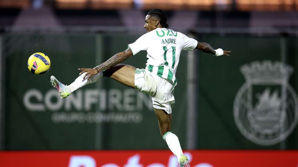 O jogador do Rio Ave, André Luiz, marca um golo contra o Casa Pia durante o jogo I Liga de futebol realizado no Estádio do Rio Ave Futebol Clube, 4 Janeiro 2026.  MANUEL FERNANDO ARAUJO/LUSA