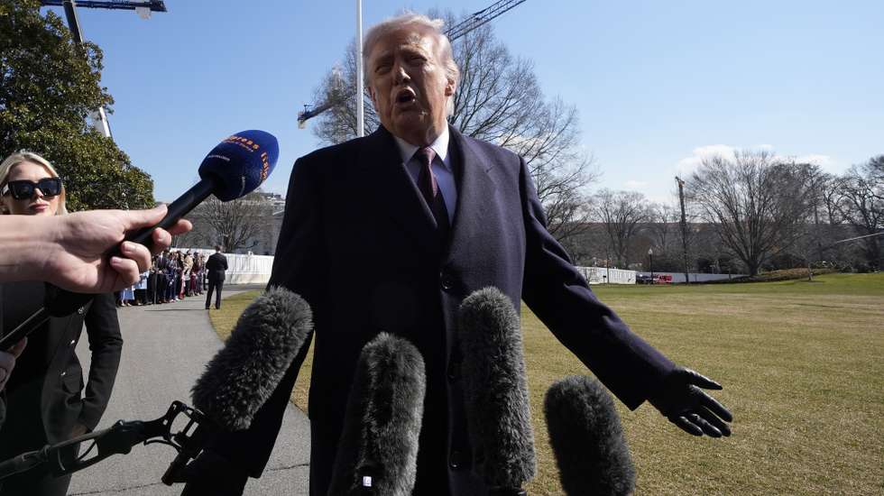 epa12782096 US President Donald Trump speaks to the members of the media on the South Lawn of the White House before boarding Marine One helicopter en route Corpus Christi, Texas and Palm Beach, Florida, in Washington, DC, USA, 27 February 2026.  EPA/YURI GRIPAS / POOL