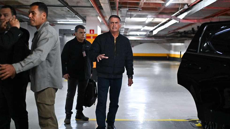 epa12246179 Former President of Brazil Jair Bolsonaro (C) leaves the headquarters of the Liberal Party (PL) in Brasilia, Brazil, 18 July 2025. The trial against Bolsonaro, accused of leading a coup plot against the government of Luiz Inacio Lula da Silva, has generated an unprecedented diplomatic and trade crisis between Brazil and the United States.  EPA/ANDRE BORGES