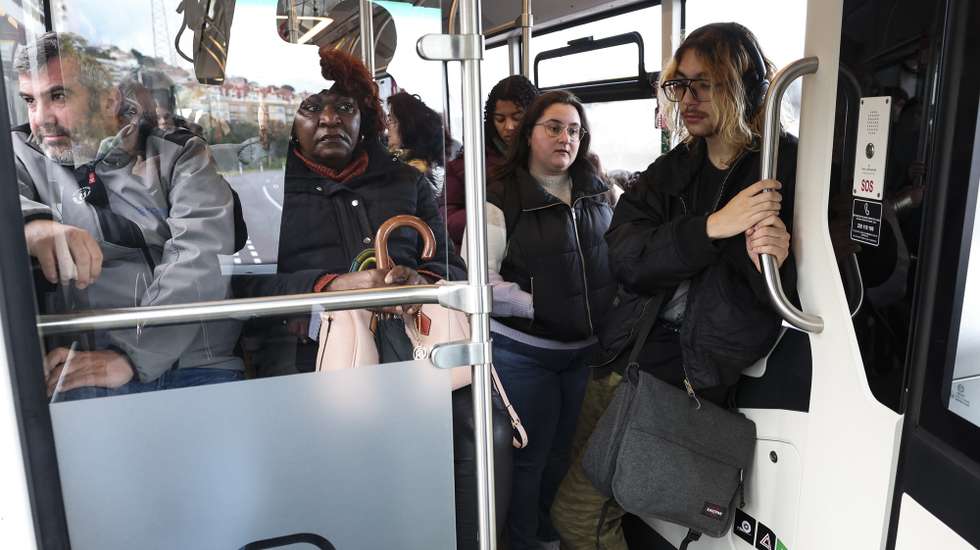 Passageiros num autocarro do Metrobus no primeiro dia de atividade do Sistema de Mobilidade de Coimbra - Metro Mondego, no troço entre a Portagem, em Coimbra e Serpins, na Lousã, 16 de dezembro de 2025. O Sistema de Mobilidade do Mondego (SMM) entre Coimbra e Serpins (Lousã) arranca hoje a sua operação, 15 anos depois de se ter encerrado o ramal ferroviário para dar agora lugar ao ‘metrobus’. PAULO NOVAIS/LUSA