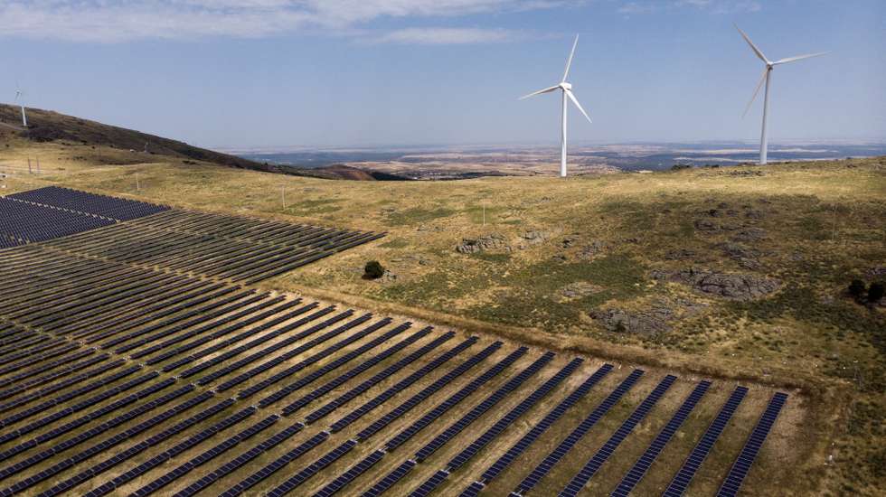A EDP está a testar em Espanha uma plataforma digital autónoma que poderá reduzir em até 80% os custos de manutenção dos parques solares e que pretende expandir a todos os ativos do grupo.
O projeto-piloto de automação para operação e manutenção de centrais fotovoltaicas, denominado Scale Up O&amp;M e que deu agora os primeiros passos, está a ser desenvolvido no parque solar de Cruz de Hierro/Villacastín e combina drones com inteligência artificial, uma plataforma digital da EDP e robôs autónomos que operam de forma coordenada em tempo real, 01 de julho de 2025. (IMAGEM DE DRONE) FRANQUE SILVA /LUSA