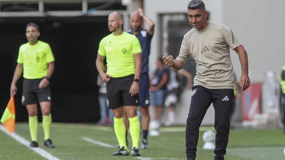 O treinador do Casa Pia, Filipe Coelho, durante o jogo da I Liga de futebol contra o Marítimo, realizado no estádio do Marítimo, no Funchal, 8 de agosto de 2026. HOMEM DE GOUVEIA/LUSA
