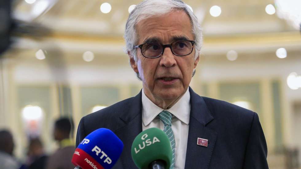 O presidente da Assembleia da República portuguesa, José Pedro Aguiar-Branco, fala aos jornalistas durante o encerramanto da 15.ª sessão intercalar da Assembleia Parlamentar da Comunidade dos Países de Língua Portuguesa (AP-CPLP), Luanda, Angola, 24 de julho de 2026. A ordem de trabalhos, que se estendem até sexta-feira, inclui reuniões das comissões especializadas, da Rede de Mulheres Parlamentares e dos presidentes dos grupos nacionais, além da apreciação de propostas destinadas a reforçar a fiscalização parlamentar, a boa governação e o desenvolvimento sustentável. AMPE ROGÉRIO/LUSA