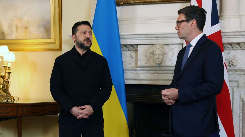 epa13304073 British Prime Minister Andy Burnham (R) and  Ukrainian President Volodymyr Zelensky (L) ahead of a meeting at 10 Downing Street in London, Britain, 14 October 2026.  EPA/BETTY LAURA ZAPATA / POOL