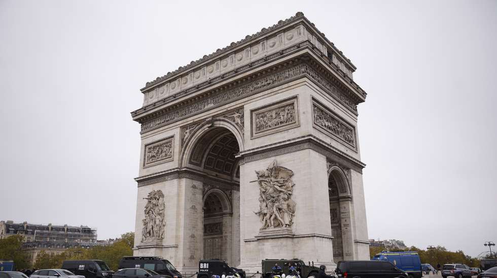 epa13327757 French police officers stand in front the Arc de Triomphe in Paris, France, 24 October 2026. Some 70,000 police officers and security personnel are deployed across France, one week after nationwide protests involving Yellow Vest (Gilets Jaunes) activists, high school and university students, trade unions and other groups demonstrating against rising living costs, fuel prices and deteriorating public services.  EPA/YOAN VALAT