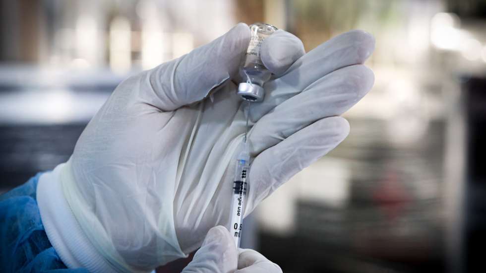epa09112072 A medical staff member holds a dose of the COVID-19 vaccine at the Public Hospital of Rivera, in Rivera, Uruguay, 30 March 2021 (issued 02 April 2021). Due to sharing borders with the Brazilian city of Santana do Livramento, with only a street seperating them, the Uruguayan city Rivera is the Country's Achilles heel in which the SARS-CoV-2 coronavirus new Brazilian P-1 variant enter the country.  EPA/Raul Martinez ACOMPAÃ‘A CRÃ“NICA: CORONAVIRUS URUGUAY
