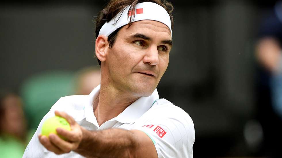 epa09320215 Roger Federer of Switzerland serves during the 3rd round match against Cameron Norrie of Britain at the Wimbledon Championships, in Wimbledon, Britain, 03 July 2021.  EPA/FACUNDO ARRIZABALAGA   EDITORIAL USE ONLY