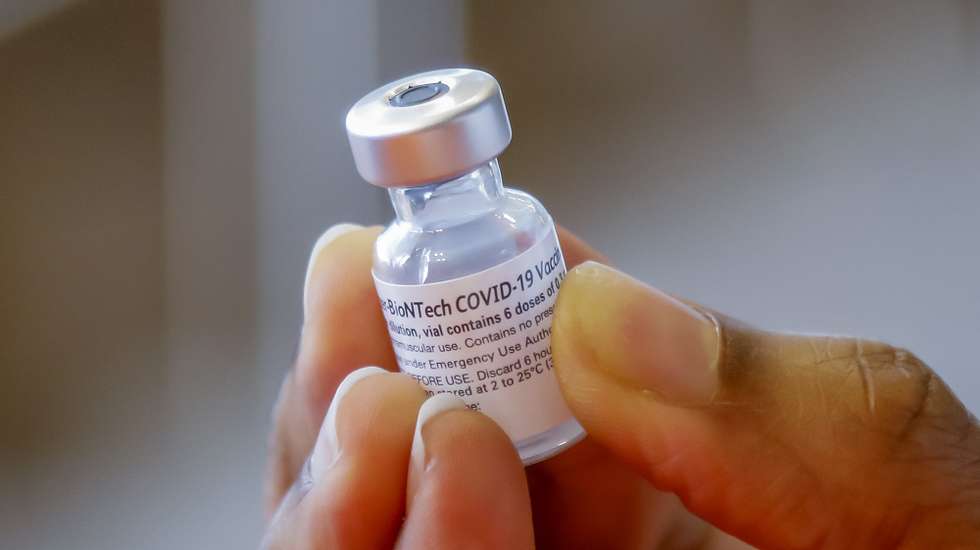epa09418329 A nurse with the Fulton County Board of Health hold a vial of Pfizer-BioNTech COVID-19 vaccine during a clinic at the Fulton County Government Building in Atlanta, Georgia, USA, 17 August 2021. A COVID-19 vaccine booster shot, to raise immunity, is expected to be approved by US authorities.  EPA/ERIK S. LESSER