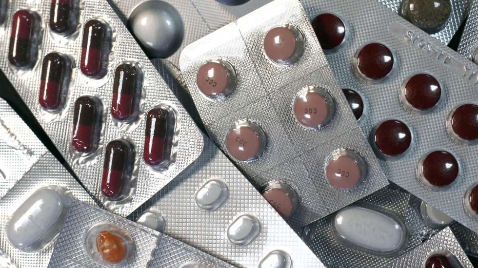 Outra medida passa pela revisão do modelo de incentivos aos profissionais de saúde, de forma a promover a prescrição e dispensa destes medicamentos