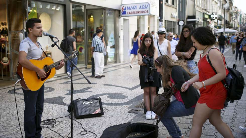 Os artistas de rua passam também a estar proibidos de usar amplificação de som nas suas atuações