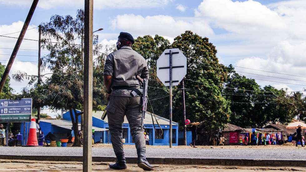 Posto de controlo policial Silva Macua, na Estrada Nacional Número 380, à entrada dos distritos de Quissanga e Macomia, Cabo Delgado, Moçambique, 21 de agosto de 2021. As vilas e aldeias devastadas por rebeldes nos distritos de Quissanga e Macomia têm as marcas do terror estampadas em cada esquina e, entre ruínas, ensaia-se a reconstrução, mas o trauma é grande e paira ainda o medo entre as comunidades (ACOMPANHA TEXTO DO DIA 23 DE AGOSTO DE 2021). LUÍSA NHANTUMBO/LUSA