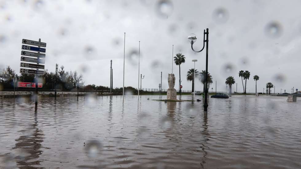 Chuva forte que se fez sentir esta manhã alagou a baixa de Faro, 05 de dezembro de 2022. A Proteção Civil registou hoje cerca de 30 ocorrências em Faro por causa da chuva intensa que começou a cair desde as 07:00 e provocou inundações na via pública, espaços comerciais e garagens. LUÍS FORRA/LUSA