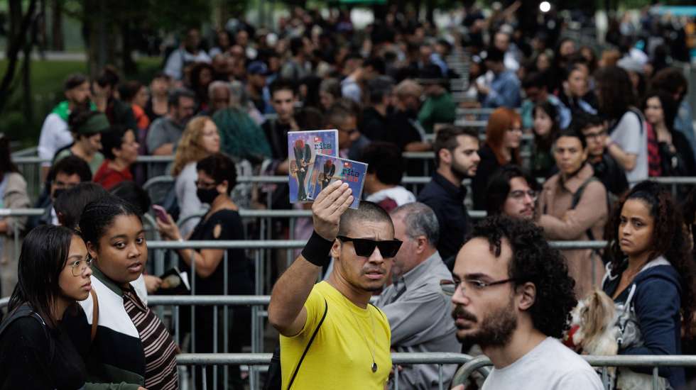 epa10619599 Fans attend the wake of the Brazilian singer Rita Lee, at the planetarium of Ibirapuera Park, in Sao Paulo, Brazil, 10 May 2023. The last goodbye of the Brazilian singer Rita Lee fulfilled the prophecy that she herself wrote about her death: 'The fans will raise the covers of my records and chant 'Ovelha Negra'. And so they did this at her wake in their favorite place in Sao Paulo: Ibirapuera Park, their 'Enchanted Forest'. Hundreds of his followers said goodbye to the so-called 'queen of Brazilian rock', who died on the night of 08 May of lung cancer, while they sang their hits and loaded their vinyls, amid strong emotion.  EPA/Isaac Fontana