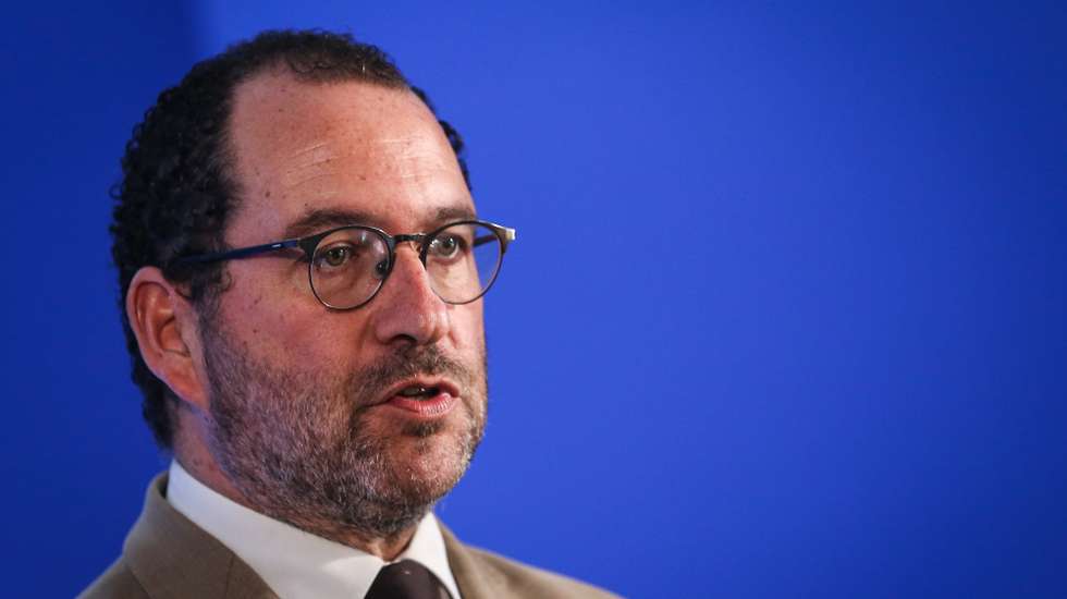 O ministro da Educação, João Costa, fala aos jornalistas durante o briefing da reunião do Conselho de Ministros em Lisboa, 18 de maio de 2023. RODRIGO ANTUNES/LUSA