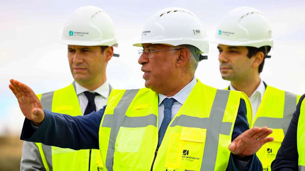 O primeiro-ministro, António Costa (C), acompanhado do ministro das infraestruturas, João Galamba (E), durante a visita às obras do Corredor Internacional Sul, no âmbito da 5.ª iniciativa "Governo Mais Próximo", Alandroal, Évora, 21 de junho de 2023. O Governo participa em várias iniciativas em todos os concelhos eborenses, realizando visitas e ações no âmbito do Plano de Recuperação e Resiliência. NUNO VEIGA/LUSA