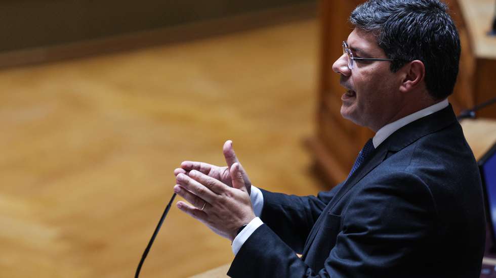 O lider parlamentar do Partido Socialista (PS), Eurico Brilhante Dias, intervém durante o debate sobre o estado da Nação na Assembleia da República em Lisboa, 20 de julho de 2023. TIAGO PETINGA/LUSA