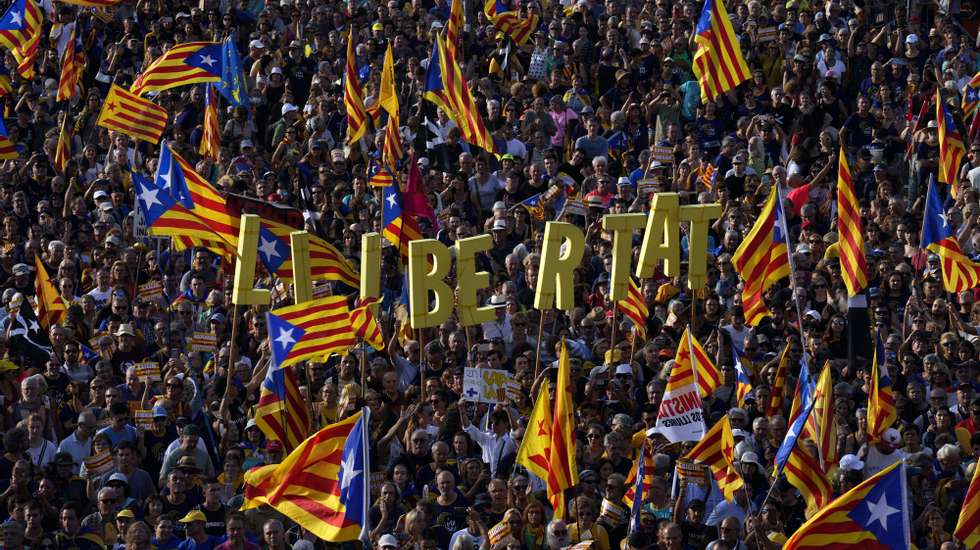 epa10855087 Hundreds attend the march called by the Catalan National Assembly (ANC) as part of celebrations marking the National Day of Catalonia, also known as &#039;Diada&#039;, in Barcelona, Spain, 11 September 2023.  EPA/ENRIC FONTCUBERTA