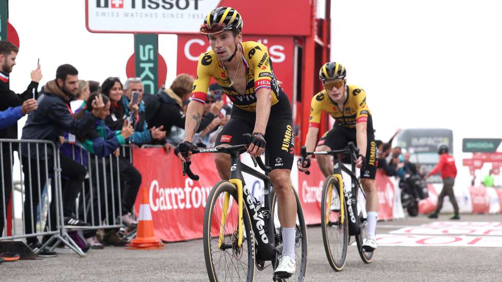 Roglic conseguiu escrever o seu nome entre os vencedores do Angliru mas foi o que menos "ganhou", perante a desvantagem que mantém para os companheiros da Jumbo, Sepp Kuss e Jonas Vingegaard