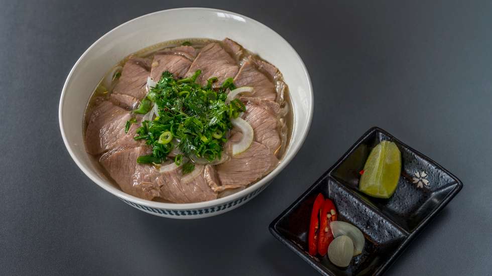 A sopa de massa pho com bife bem passado. É uma opção servida em barracas de rua, casas e restaurantes de todo o Vietname. Por aqui, explora-se a variante mais usada a sul do país.