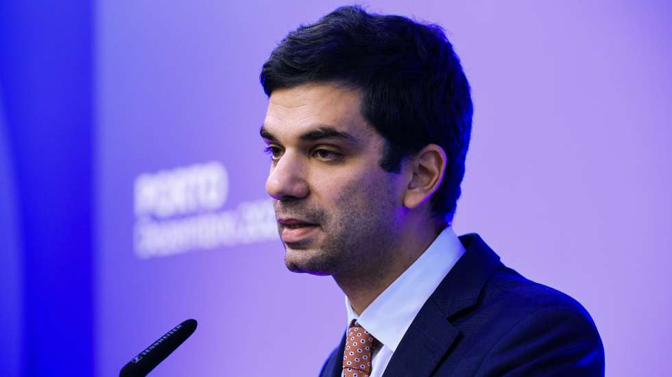 O secretário de Estado Adjunto e das Infraestruturas, Frederico Francisco, intervém no briefing no fim do último Conselho de Ministros do XXIII Governos Constitucionais, na Câmara Municipal do Porto, 07 de dezembro de 2023. A assinatura do decreto presidencial que oficializa a demissão do primeiro-ministro, que terá efeitos a partir de sexta-feira, deixa o Governo em gestão, limitado aos atos estritamente necessários ou inadiáveis à continuação da sua atividade. ESTELA SILVA/LUSA
