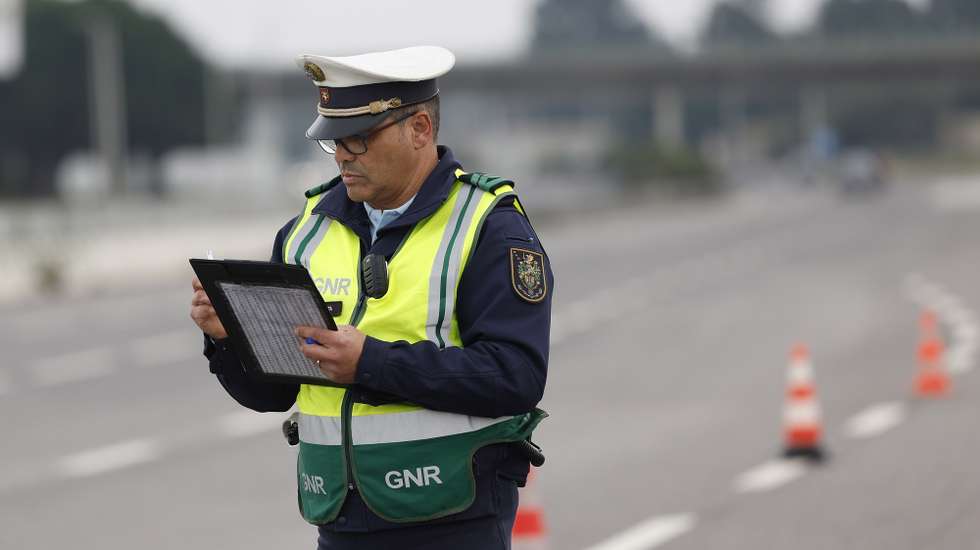 Um militar da Guarda Nacional Republicana (GNR) durante uma ação de fiscalização/sensibilização sobre segurança rodoviária na Autoestrada A12, em Palmela, 29 de dezembro de 2023. ANTÓNIO PEDRO SANTOS/LUSA
