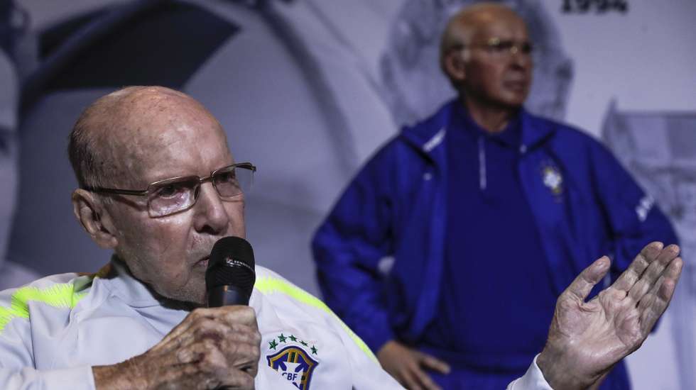 epa10254917 Former Brazilian soccer player and national coach Mario Zagallo speaks as he receives a statue as a tribute at the Soccer Museum in the headquarters of the Brazilian Soccer Confederation (CBF) in Rio de Janeiro, Brazil, 20 October 2022.  EPA/Antonio Lacerda