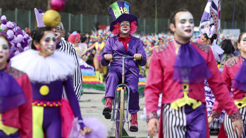 epa10478105 People dressed up in carnival costumes walk through the streets during the carnival parade in Ovar, Portugal, 19 February 2023.  EPA/PAULO NOVAIS