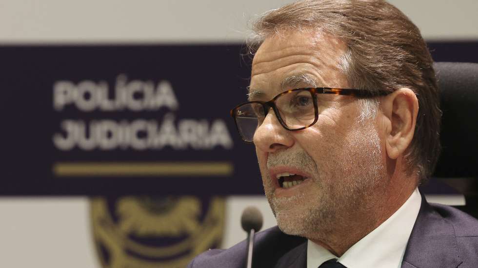 O diretor nacional da Polícia Judiciária (PJ), Luis Neves, dá uma conferência de imprensa sobre a operação policial desencadeada no âmbito de três inquéritos dirigidos pelo DCIAP e que visou a execução de cerca de 130 buscas domiciliárias e não domiciliárias, na Região Autónoma da Madeira, na sede em Lisboa, 30 de janeiro de 2024. TIAGO PETINGA/LUSA