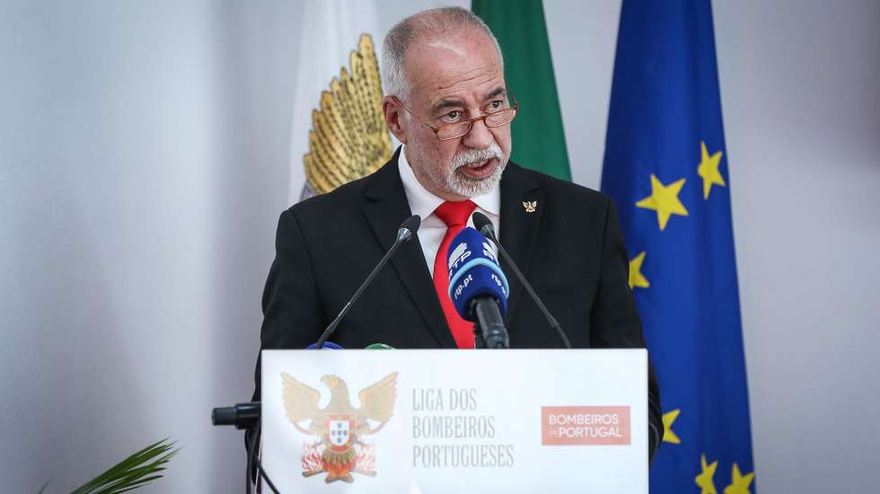 O presidente da Liga dos Bombeiros Portugueses, Antonio Nunes, discursa durante as comemorações dos 120 anos da fundação da Federação dos Bombeiros Portugueses, em Lisboa, 17 de abril de 2024. O encontro assinala igualmente o 50.º aniversário do 25 de Abril de 1974. RODRIGO ANTUNES/LUSA