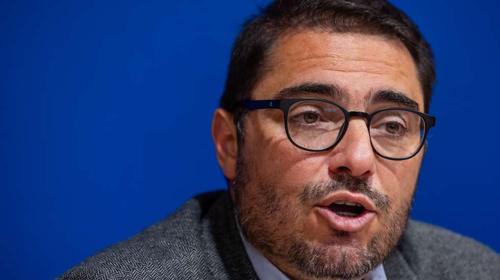 O cabeça de lista do Partido Comunista Português (PCP) às eleições para o Parlamento Europeu, João Oliveira, durante a apresentação do balanço do mandato dos deputados do PCP no Parlamento Europeu, no Gabinete do Parlamento Europeu, em Lisboa, 30 de abril de 2024. JOSÉ SENA GOULÃO/LUSA