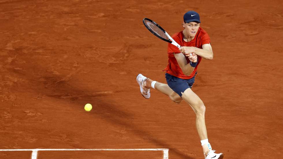 epa11386352 Jannik Sinner of Italy in action during his Men's Singles 4th round match against Corentin Moutet of France during the French Open Grand Slam tennis tournament at Roland Garros in Paris, France, 02 June 2024.  EPA/YOAN VALAT