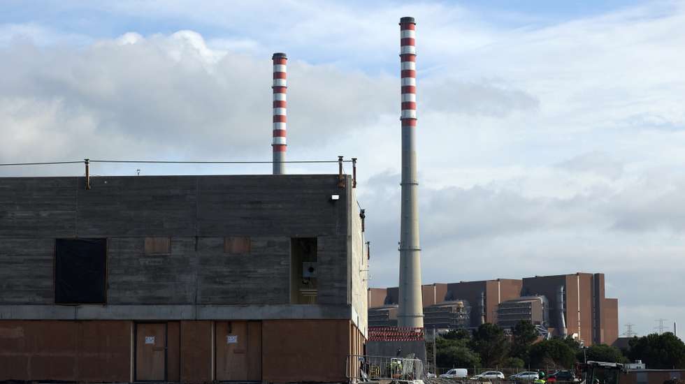 Obra de construção do centro de dados Sines 4.0, da empresa Start Campus (com a central termoelétrica da EDP desativada em 2021 ao fundo), em Sines, 06 de dezembro de 2023. A empresa responsável pela construção do Centro de Dados SINES 4.0 refutou hoje alegadas irregularidades ambientais e argumentou que o terreno onde está o edifício foi-lhe entregue “já limpo e lavrado” em dezembro de 2021. (ACOMPANHA TEXTO DA LUSA DO DIA 07 DE DEZEMBRO DE 2023). NUNO VEIGA/LUSA
