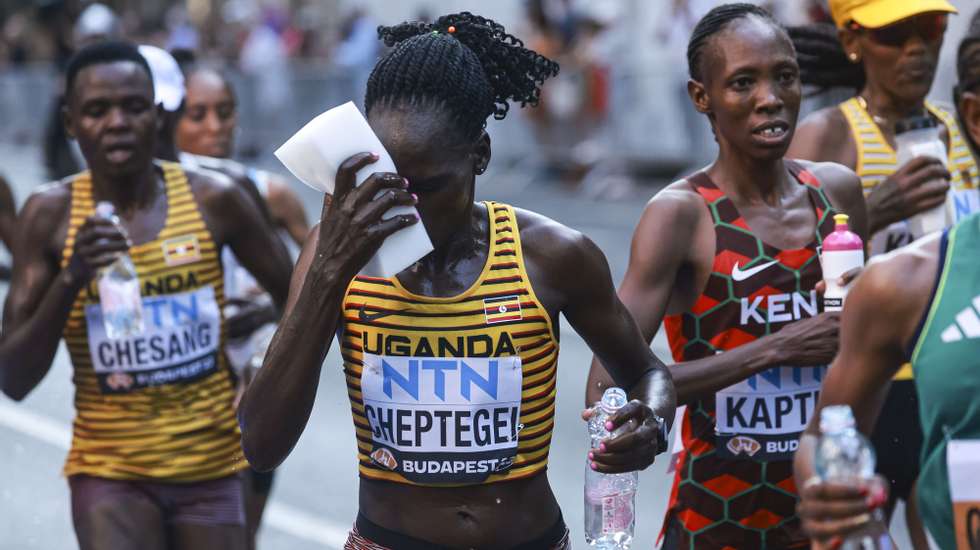 epa10820818 Rebecca Cheptegei (2-L) of Uganda and Selly Chepyego Kaptich (2-R) of Kenya compete in the Women&#039;s Marathon during the World Athletics Championships in Budapest, Hungary, 26 August, 2023.  EPA/Istvan Derencsenyi HUNGARY OUT