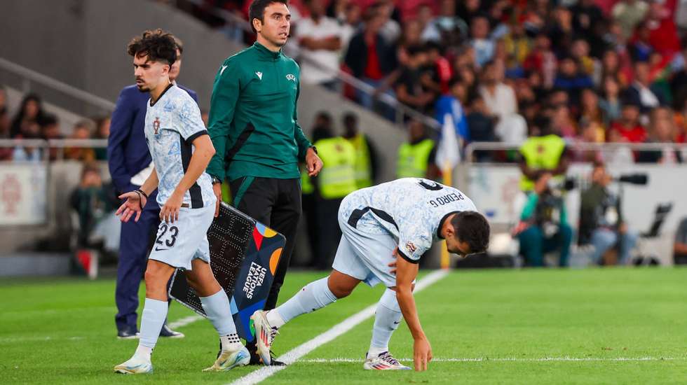 Portugal player Pedro Gonçalves is subbed in for Vitinha (L) during their UEFA Nations League Group A match against Croatia, held at Luz Stadium, in Lisbon, Portugal, 05 September 2024. JOSE SENA GOULAO/LUSA