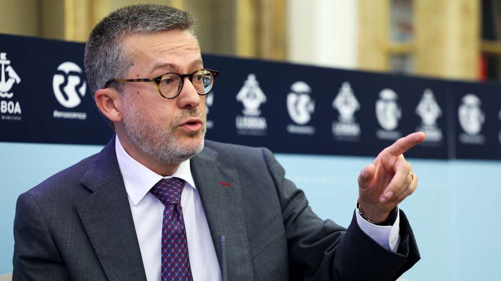 O presidente da Câmara Municipal de Lisboa, Carlos Moedas, durante o debate "Políticas de habitação nos grandes centros urbanos", que decorreu na Biblioteca Municipal, Palácio das Galveias, em Lisboa, 01 de outubro de 2024.  ANTÓNIO COTRIM/LUSA