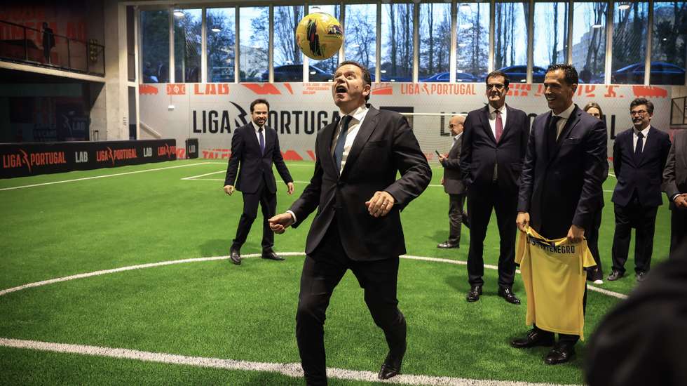 O primeiro-ministro, Luís Montenegro, joga futebol durante a inauguração do Arena Liga Portugal, a nova sede da Liga Portugal, no Porto, 13 de dezembro de 2024. JOSÉ COELHO/LUSA