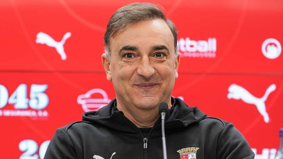 O treinador do SC Braga, Carlos Carvalhal, na conferência de imprensa que antecede o jogo frente ao SL Benfica a contar para a Liga Portuguesa de Futebol, em Braga, 03 de janeiro de 2025. HUGO DELGADO/LUSA