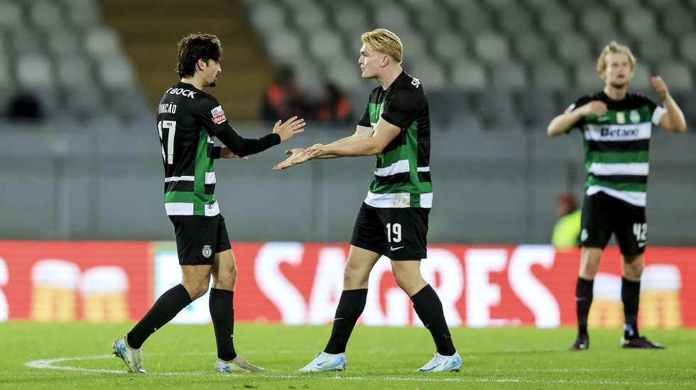 Sporting's Francisco Trincao (L) celebrates after scoring a goal against Guimaraes during their Portuguese First League soccer match, D.Afonso Henriques stadium, Guimaraes, Portugal, 03 January 2025. JOSE COELHO/LUSA