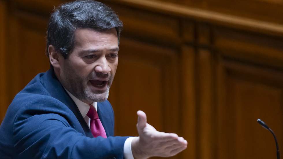 O presidente do Chega, André Ventura, usa da palavra durante o debate temático proposto pelo Governo, sobre o Plano Nacional de Implementação do Pacto Europeu para as Migrações e Asilo, na Assembleia da República, em Lisboa, 16 de janeiro de 2025. JOSÉ SENA GOULÃO/LUSA