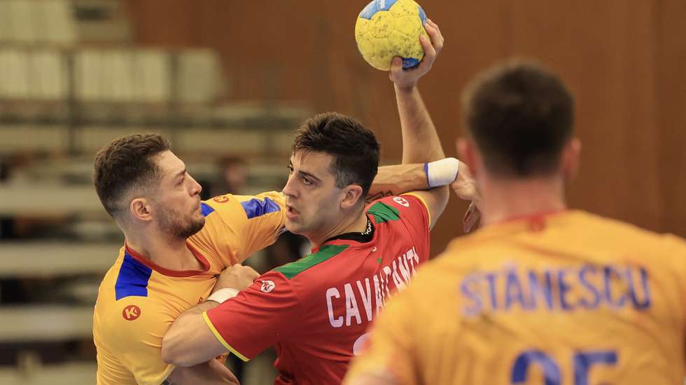 Portugal's Alexandre Cavalcanti (C) in action against Romania's Robert Militaru (L) during their 2026 European Men's Handball Championship qualification handball match, held in Santo Tirso, north of Portugal, 07 November 2024. JOSE COELHO/LUSA