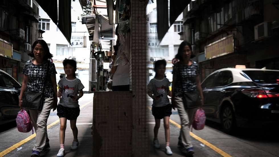 Mulher e menina circulam em rua no centro de Macau, China, 22 de agosto de 2023. GONÇALO LOBO PINHEIRO/LUSA