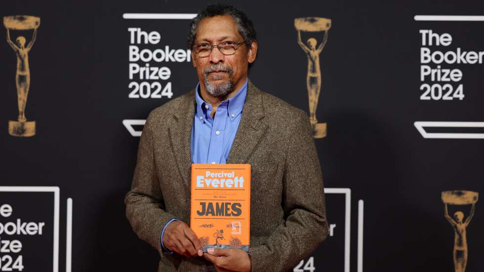 epa11717163 Shortlisted US author Percival Everett holds a copy of his book 'James' at the 2024 Booker Prize ceremony in London, Britain, 12 November 2024.  EPA/ANDY RAIN