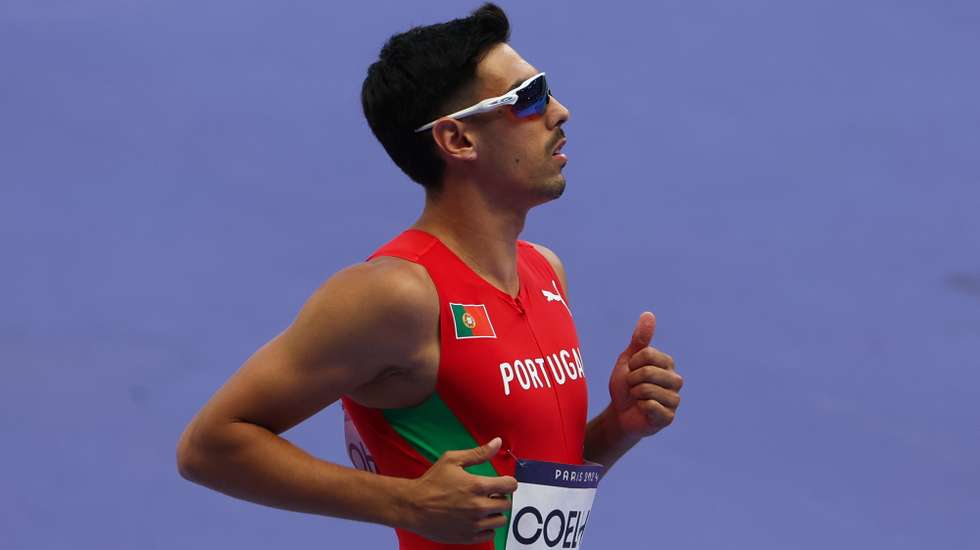 O velocista João Coelho, durante a sua prova de repescagem na corrida de 400 metros, a contar para os Jogos Olímpicos de Paris, que decorrem entre 26 de julho e 11 de agosto, em Paris, França, 05 de agosto de 2024. JOSÉ SENA GOULÃO/LUSA