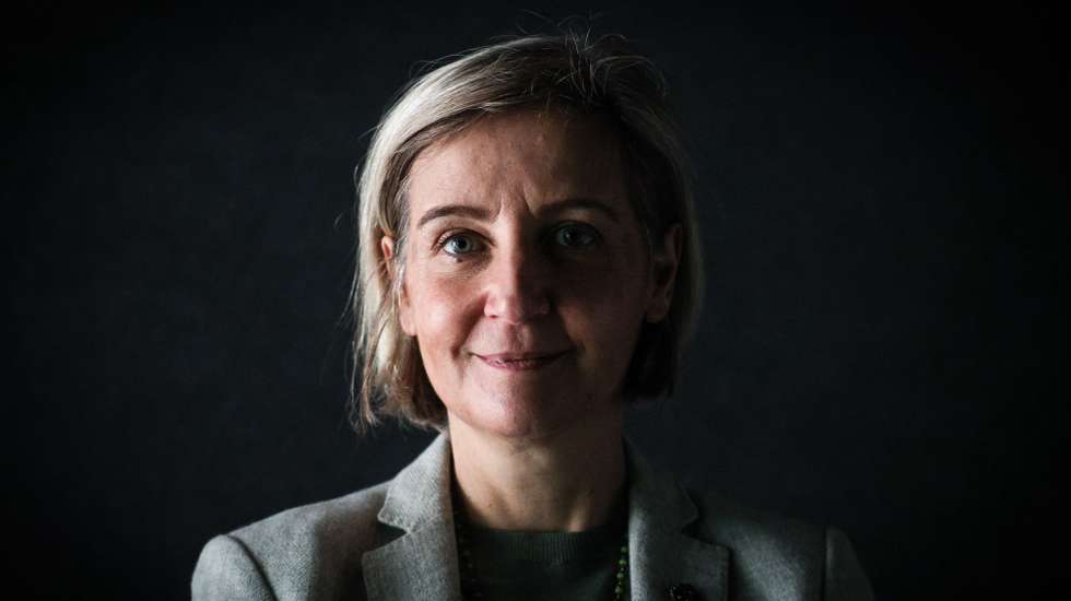 Marta Temido, a antiga ministra da Saúde durante a pandemia da Covid-19, entre outubro de 2018 e agosto de 2022, posa para a fotografia durante uma entrevista à agência Lusa, em Lisboa, a 26 de fevereiro de 2025. Marta Temido enfrentou desafios, críticas e pressão na pandemia, mas acabou por deixar o Governo mais tarde devido ao desgaste da relação com os profissionais de saúde e por sentir que os portugueses estavam cansados da ministra que lhes pediu sacrifícios. (ACOMPANHA TEXTO DA LUSA DO DIA 01 DE MARÇO DE 2025). ANDRÉ KOSTERS/LUSA