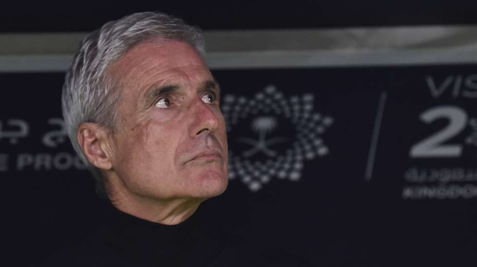 epa11137634 AL-Nassr's head coach Luis Castro looks on during the Riyadh Season Cup 2024 final soccer match between Al Hilal and Al Nassr in Riyadh, Saudi Arabia, 08 February 2024.  EPA/STR