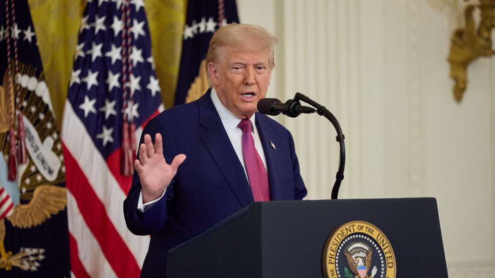 epa12171968 US President Donald Trump speaks before signing resolutions that block California's rule phasing out gas-powered cars and ending the sale of new ones by 2035, in the East Room of the White House in Washington, DC, USA, 12 June 2025.  EPA/ALLISON DINNER