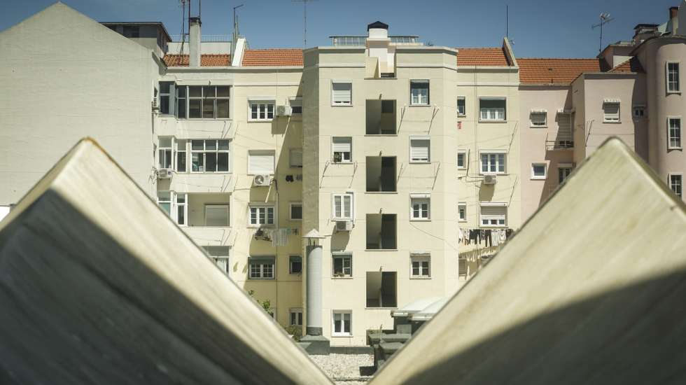 Visão geral de um bairro habitacional, em Lisboa, 21 de maio de 2025. Habitação. Arquitetura. Construção Civil. Gruas. ANTÓNIO PEDRO SANTOS/LUSA