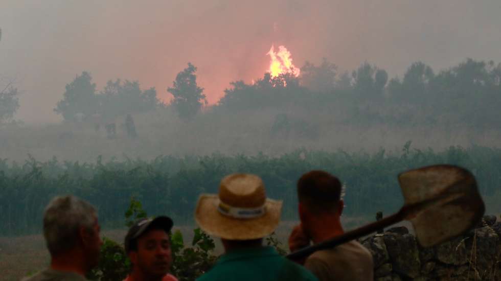 Locals look to the forest fire in Pinhel, Guarda, Portugal, 16 August 2025. Forest fires have burned in Portugal 139,000 hectares to date, half of which in just two days, representing 17 times more than the area burned in the same period last year. MIGUEL PEREIRA DA SILVA/LUSA